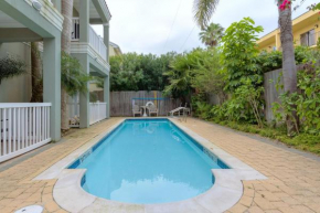 Sleeps 6 in a 4plex w pool, only a block to beach